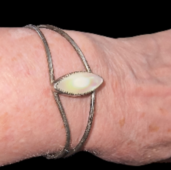 Native American Vintage MOP Shell Hangmade Cuff Bracelet - Picture 6 of 11